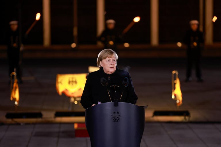 Angela Merkel: Die scheidende Bundeskanzlerin hat zum Beginn des Großen Zapfenstreichs ihre vermutlich letzte öffentliche Rede gehalten.