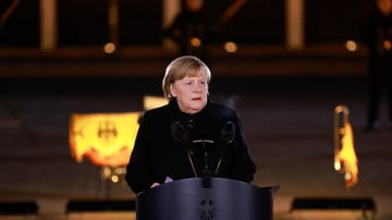 Angela Merkel: Die scheidende Bundeskanzlerin hat zum Beginn des Großen Zapfenstreichs ihre vermutlich letzte öffentliche Rede gehalten.