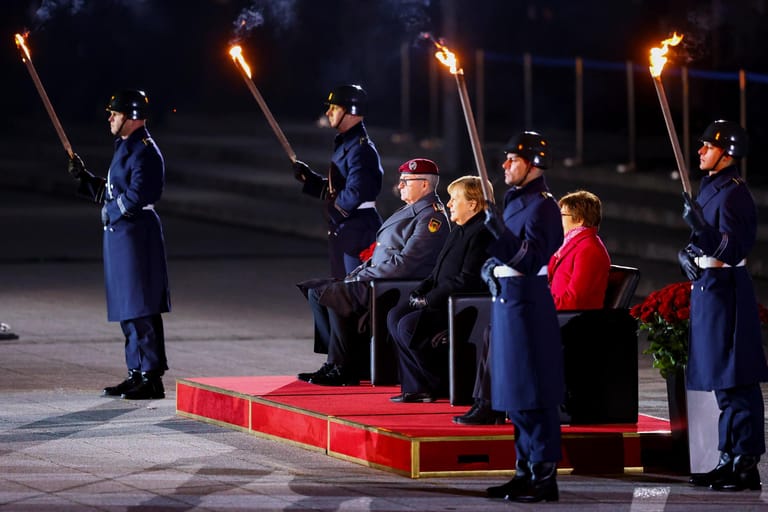 Generalinspekteur der Bundeswehr Eberhard Zorn, Angela Merkel und Annegret Kramp-Karrenbauer (von links nach rechts): Die Verteidigungsministerin Kramp-Karrenbauer ist die Ausrichterin des Zapfenstreichs.
