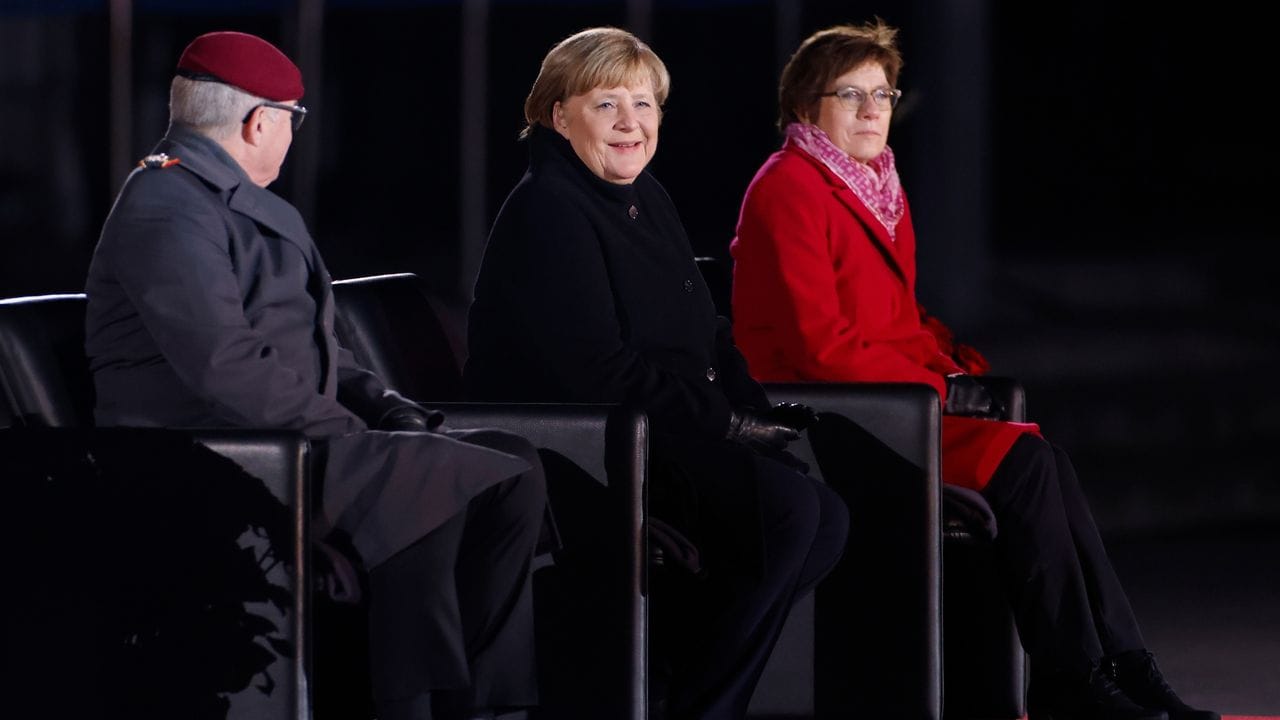 Angela Merkel die Zeremonie zusammen mit Verteidigungsministerin Annegret Kramp-Karrenbauer und dem Generalinspekteur der Bundeswehr, General Eberhard Zorn.