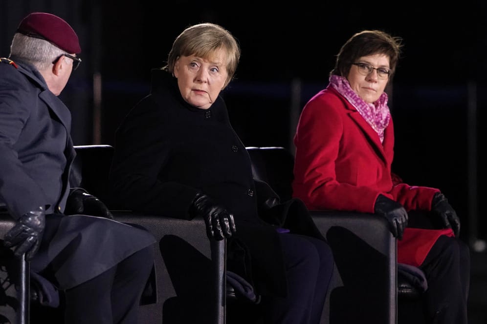 Die Verabschiedung der Bundeskanzlerin (v.l.): Eberhard Zorn, General und Generalinspekteur der Bundeswehr neben Angela Merkel und Verteidigungsministerin Annegret Kramp-Karrenbauer.