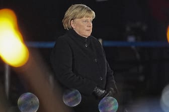 Merkel beim Großen Zapfenstreich: Meinte sie vielleicht, die Deutschen und die Welt haben ihre Tätigkeit als Bundeskanzlerin nur grob geschätzt, quasi schwarz-weiß gesehen?