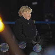 Merkel beim Großen Zapfenstreich: Meinte sie vielleicht, die Deutschen und die Welt haben ihre Tätigkeit als Bundeskanzlerin nur grob geschätzt, quasi schwarz-weiß gesehen?