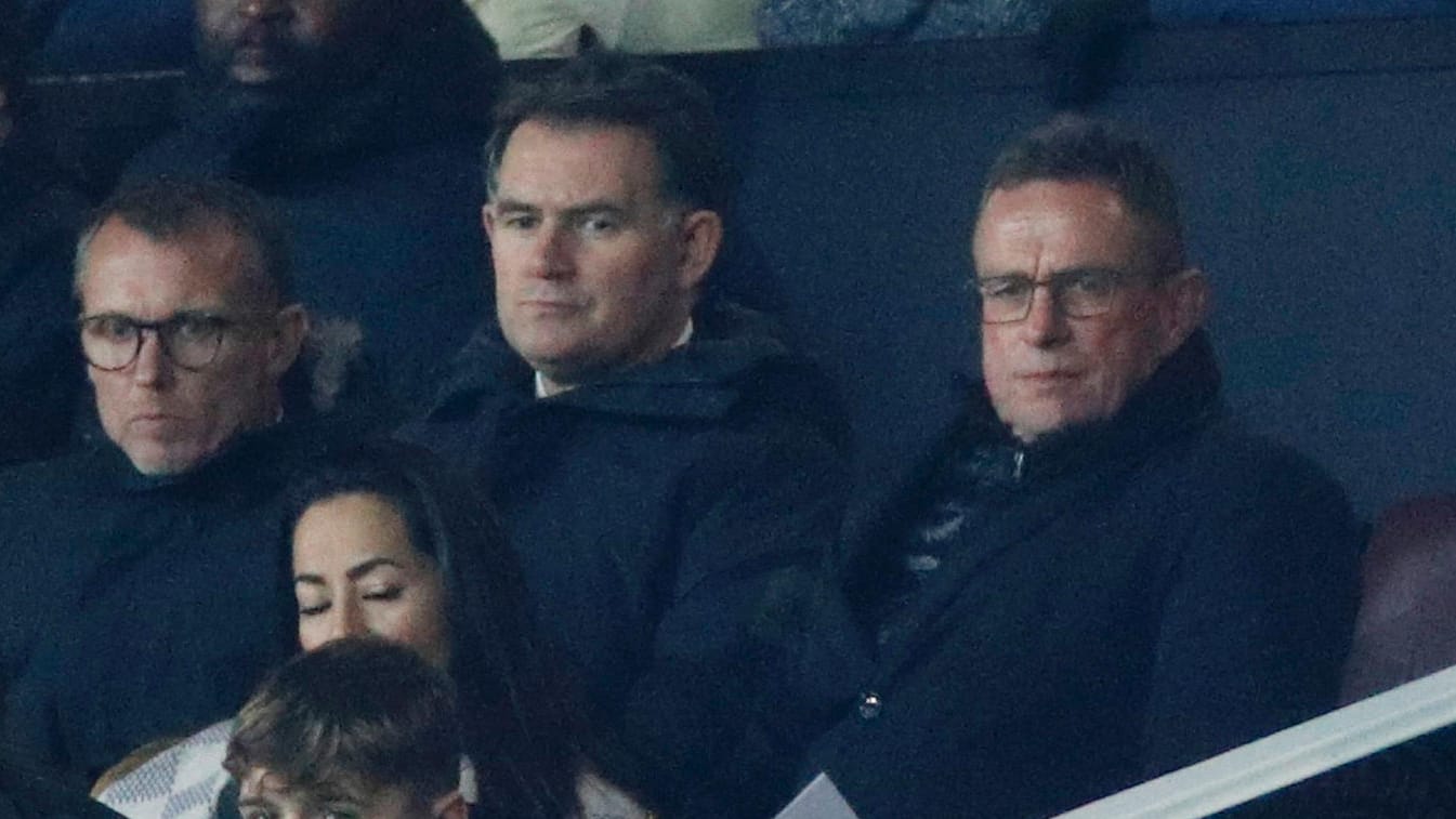Premiere als United-Coach: Ralf Rangnick (r.) sieht den Sieg von der Tribüne aus.