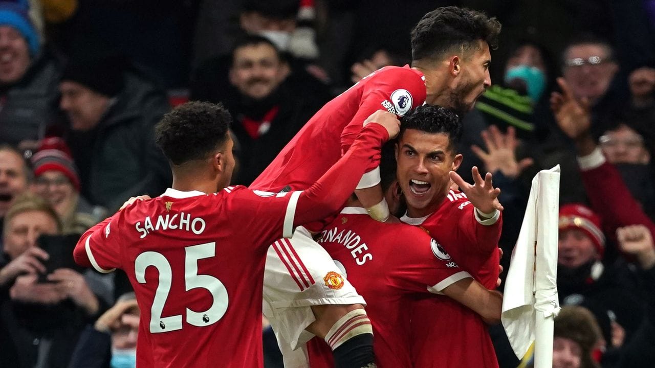 Cristiano Ronaldo (r) von Manchester United feiert den zweiten Treffer seiner Mannschaft gegen den FC Arsenal.