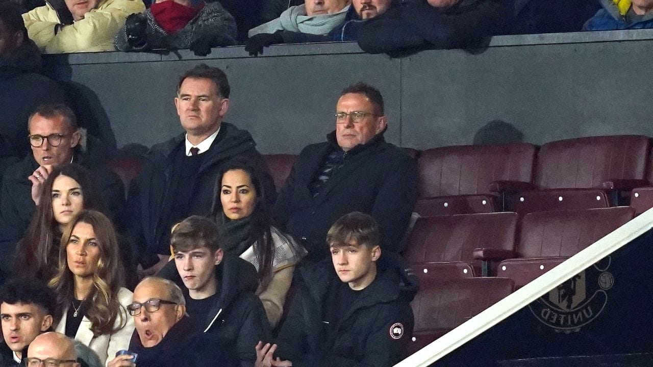 Verfolgte als Zuschauer das Spiel seines neuen Clubs Manchester United gegen den FC Arsenal: Ralf Rangnick. Verfolgte als Zuschauer das Spiel seines neuen Clubs Manchester United gegen den FC Arsenal: Ralf Rangnick.