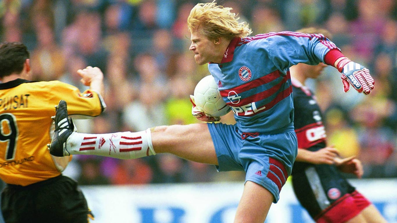 Der damalige Bayern-Torwart Oliver Kahn (r.) verlor beim 2:2 in Dortmund im April 1999 die Beherrschung und sprang mit gestrecktem Bein Richtung Stéphane Chapuisat. Er traf den BVB-Stürmer allerdings nicht.