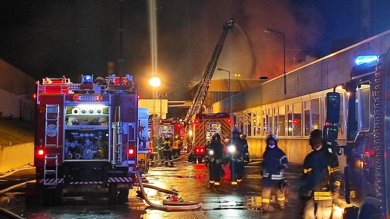 Auf dem Areal einer Tapetenfabrik im hessischen Kirchhain ist am Donnerstagabend ein Feuer ausgebrochen.