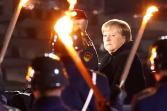Angela Merkel beim Großen Zapfenstreich vor dem Verteidigungsministerium.