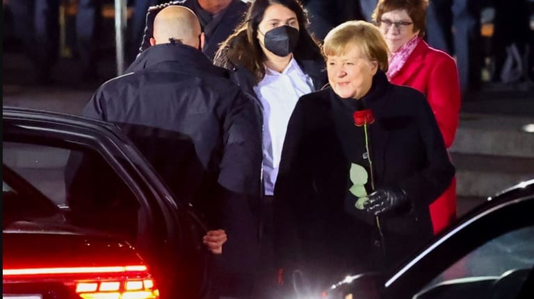 Am Ende gab es rote Rosen: Angela Merkel nach dem Zapfenstreich.