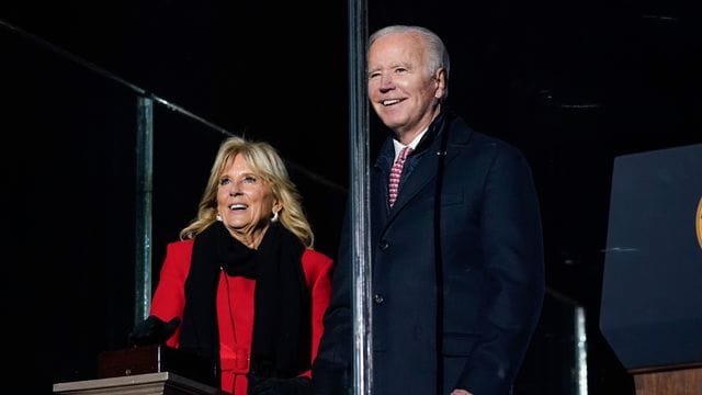 US-Präsident Joe Biden und First Lady Jill Biden kurz vor dem Entzünden des nationalen Weihnachtsbaums. US-Präsident Joe Biden und First Lady Jill Biden kurz vor dem Entzünden des nationalen Weihnachtsbaums.