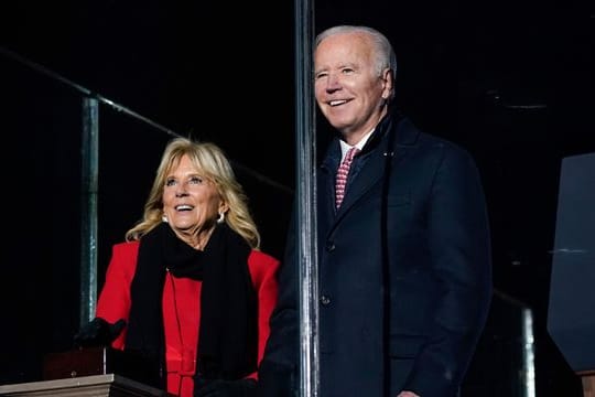US-Präsident Joe Biden und First Lady Jill Biden kurz vor dem Entzünden des nationalen Weihnachtsbaums.