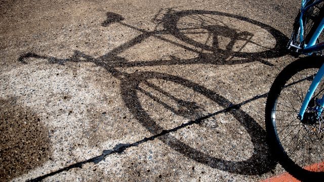 Gefahr aus dem Untergrund: Hindernisse können auf Straßen immer wieder mal auftauchen.