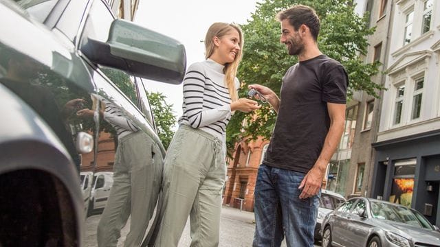 Teile ohne Eile: Bevor man das eigene Auto privat verleiht, klären beide Parteien besser, wie sie mögliche Fallstricke umgehen können.