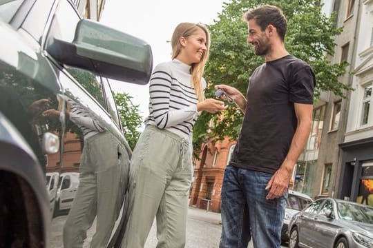 Teile ohne Eile: Bevor man das eigene Auto privat verleiht, klären beide Parteien besser, wie sie mögliche Fallstricke umgehen können.