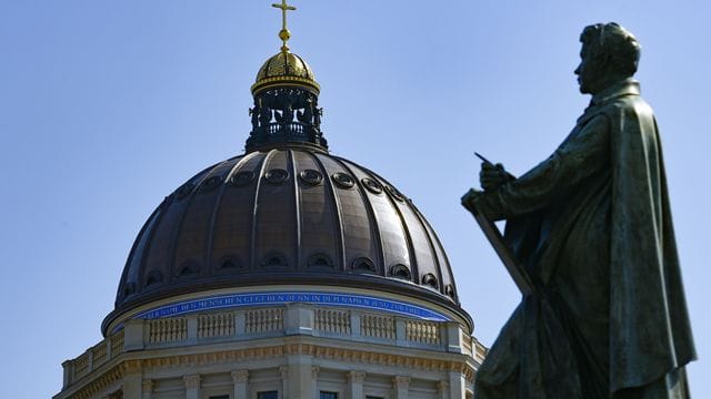 Die Skulptur von Karl Friedrich Schinkel ist vor der Kuppel vom Humboldt Forum in Berlin Mitte zu sehen. Die Skulptur von Karl Friedrich Schinkel ist vor der Kuppel vom Humboldt Forum in Berlin Mitte zu sehen.