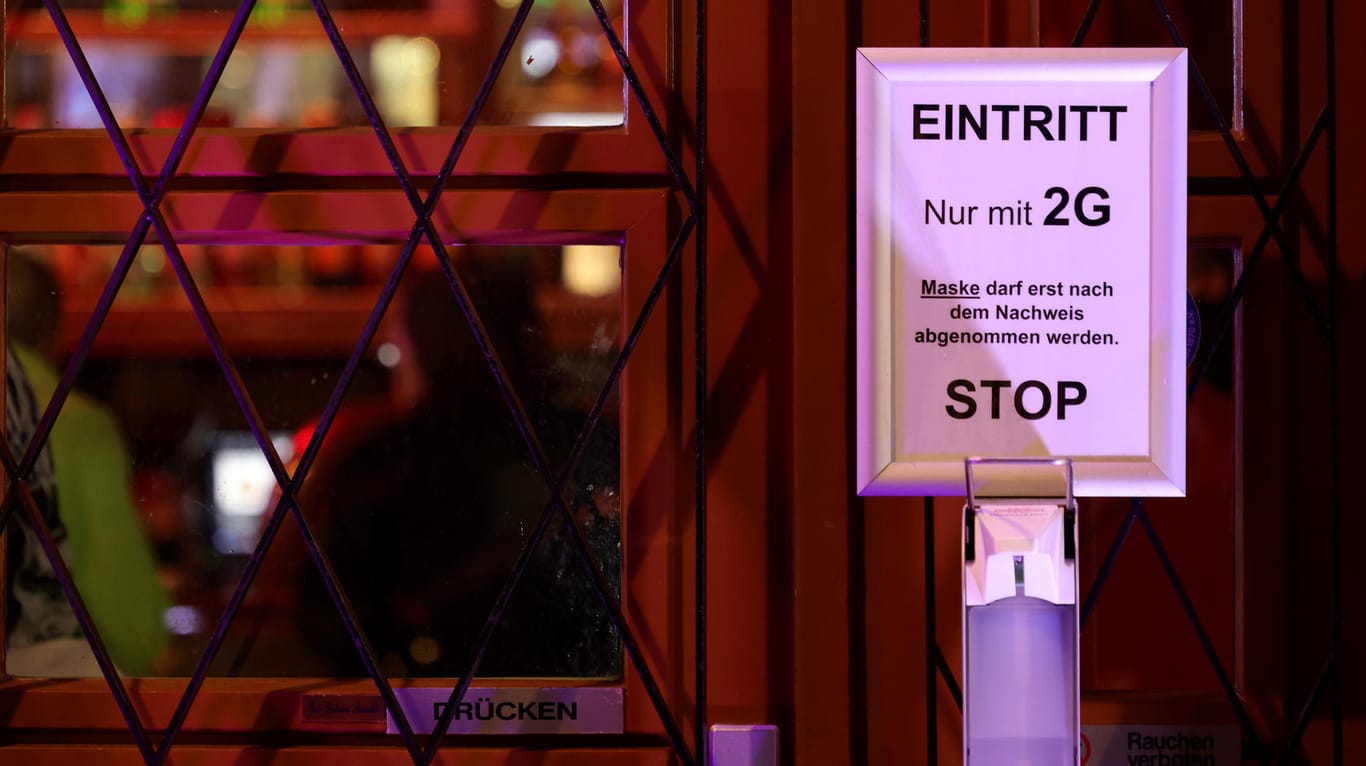 "Eintritt nur mit 2G": Hinweisschild auf die Corona-Maßnahmen vor einem Pub in Köln.