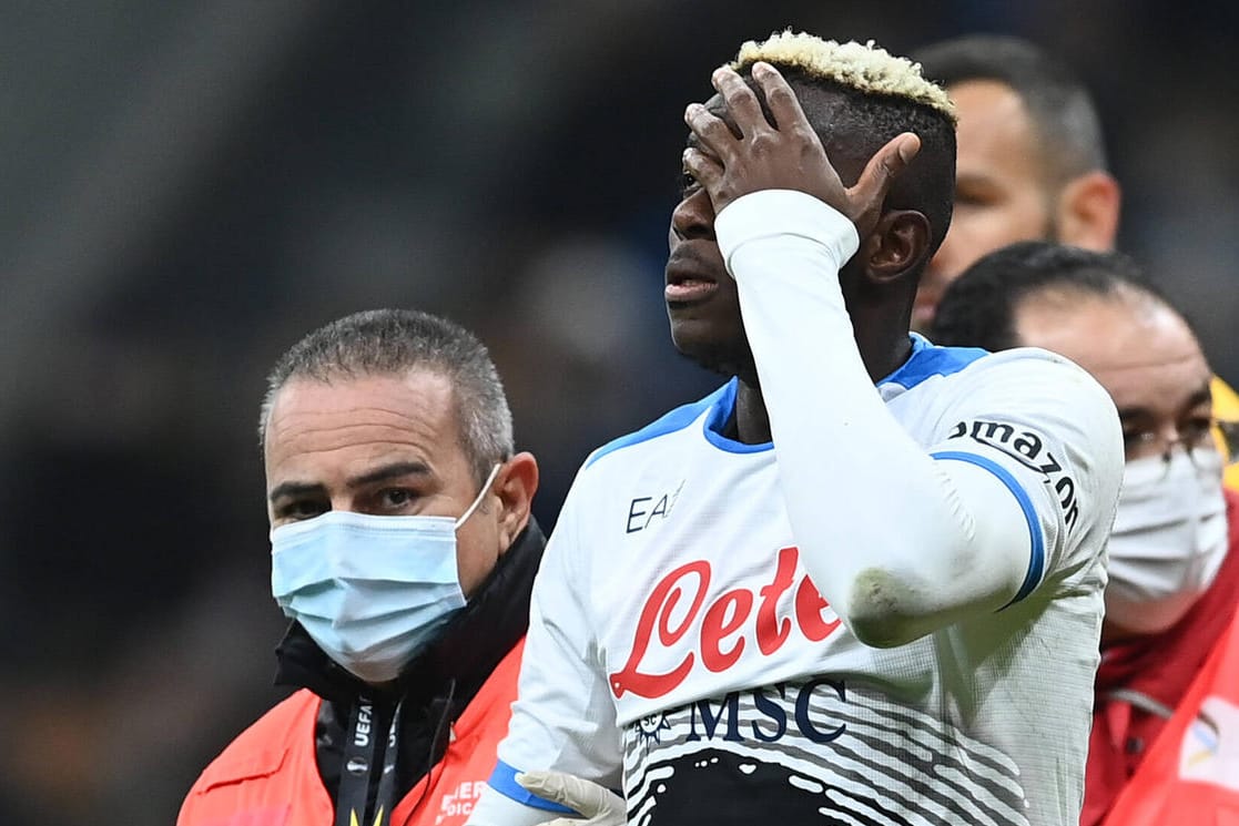 Victor Osimhen: Der Stürmerstar der SSC Neapel zog sich im Topspiel gegen Inter Mailand mehrere Gesichtsfrakturen zu.