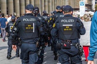 Polizisten im Einsatz bei einer unbewilligten "Querdenker"-Kundgebung in Stuttgart (Archivbild): Im Rahmen einer ähnlichen Veranstaltung haben Teilnehmer Bücher verbrannt.