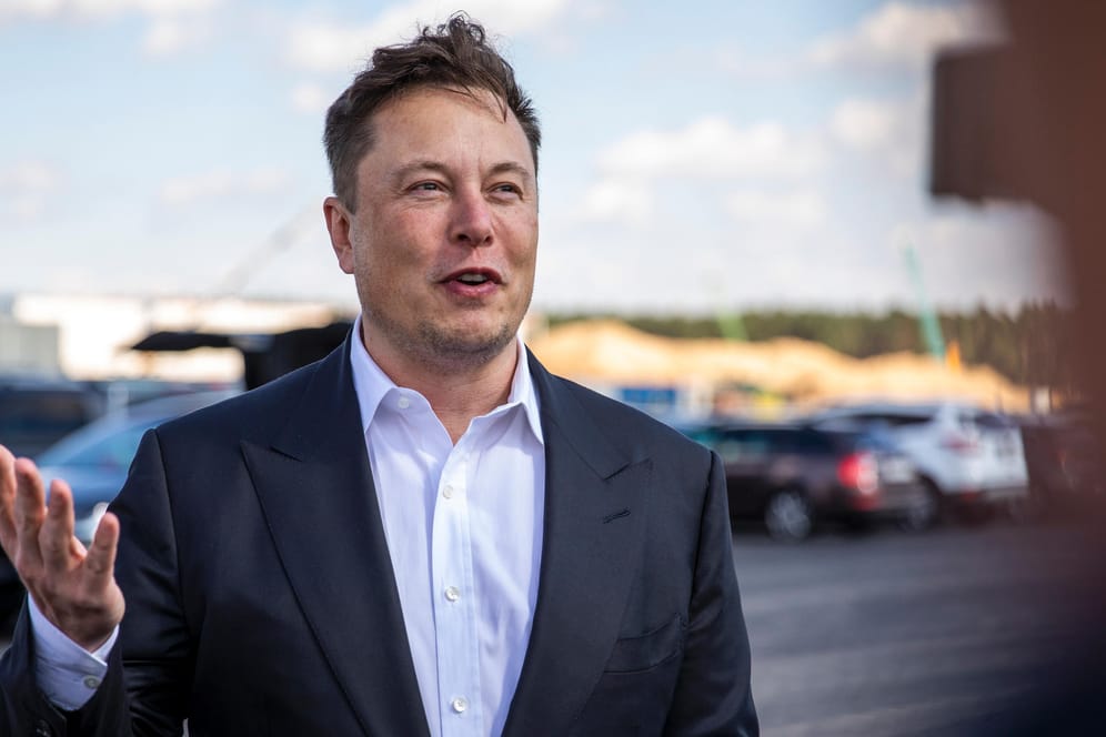Elon Musk (Archivbild): Der Tesla-Chef hat nach seinem Twitter-Votum bisher Aktien im Wert von ungefähr 11 Milliarden Dollar verkauft.