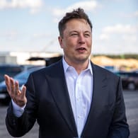 Elon Musk (Archivbild): Der Tesla-Chef hat nach seinem Twitter-Votum bisher Aktien im Wert von ungefähr 11 Milliarden Dollar verkauft.