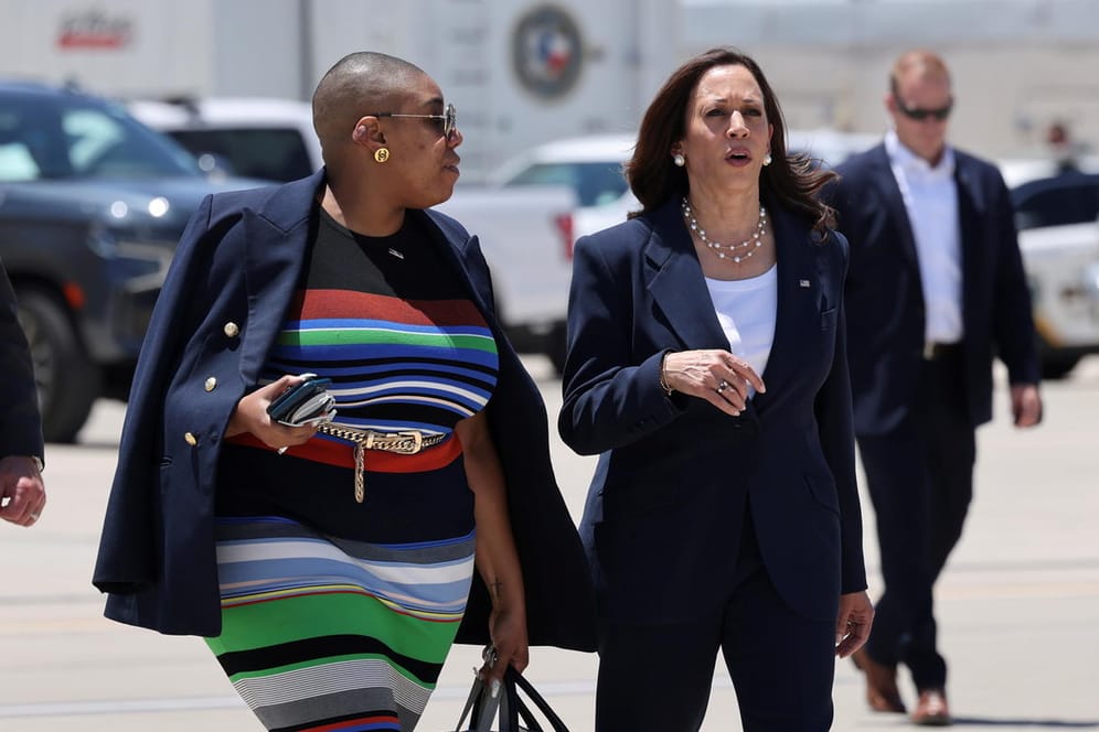 US-Vizepräsidentin Kamala Harris und Sprecherin Symone Sanders in El Paso, Texas (Archivbild): Die Sprecherin ist nicht die erste Mitarbeiterin, die das Team von Harris verlässt.