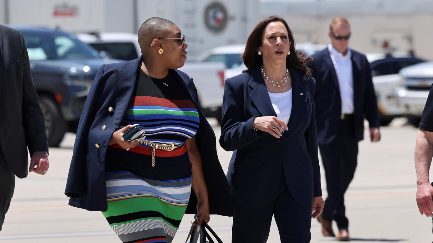 US-Vizepräsidentin Kamala Harris und Sprecherin Symone Sanders in El Paso, Texas (Archivbild): Die Sprecherin ist nicht die erste Mitarbeiterin, die das Team von Harris verlässt.