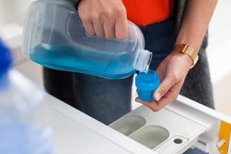 Wäsche waschen: Darf man Flüssigwaschmittel und Weichspüler mischen?