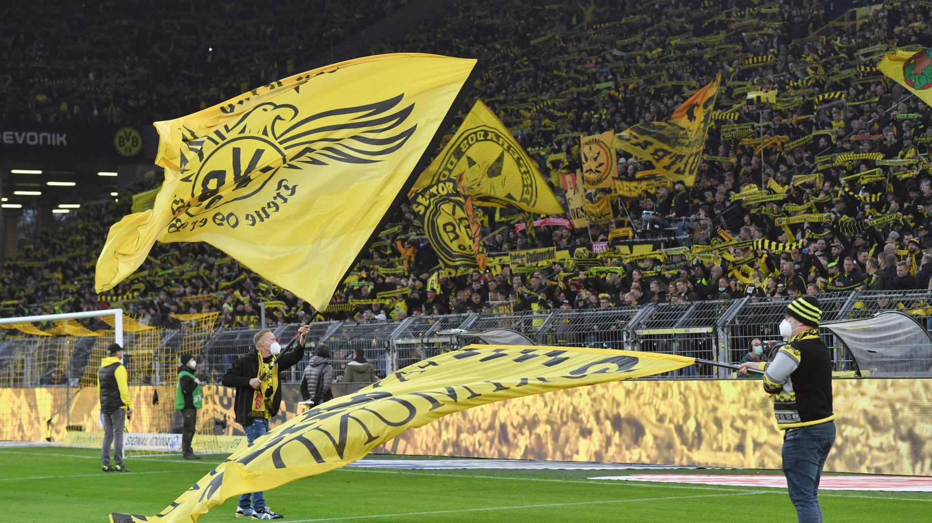 Südtribüne im Signal Iduna Park: Gegen Bayern dürfen 15.000 Fans ins Stadion. Südtribüne im Signal Iduna Park: Gegen Bayern dürfen 15.000 Fans ins Stadion.