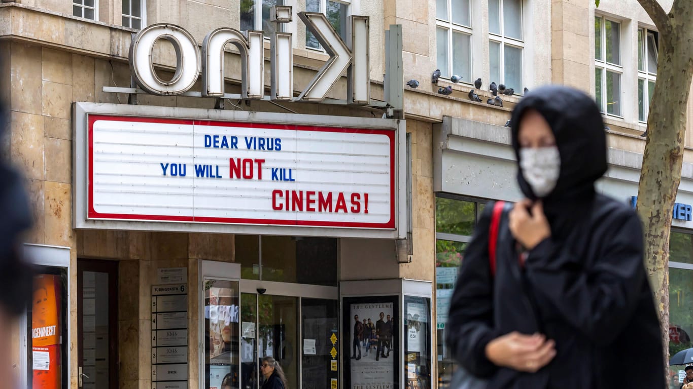 Ein geschlossenes Kino mit kämpferischen Ansage an das Coronavirus (Symbolbild): Ein Kinobetreiber sieht die 2G plus-Auflage in Nürnberg als ungerecht an und zieht vor Gericht.