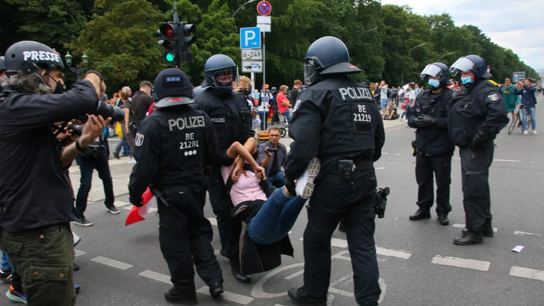 Eine Frau wird auf einer Demo gegen die Corona-Maßnahmen von Polizisten weggetragen (Archivbild): Am Samstag wollten in Berlin erneut Corona-Skeptiker demonstrieren.