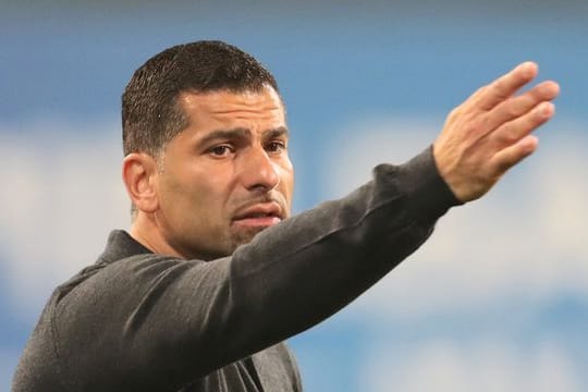 Wurde positiv auf Corona getestet: Schalke-Coach Dimitrios Grammozis.