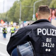 Ein Berliner Polizist bei einer Demonstration (Symbolbild): Gegen einen Beamten sind schwere Vorwürfe bekannt geworden.