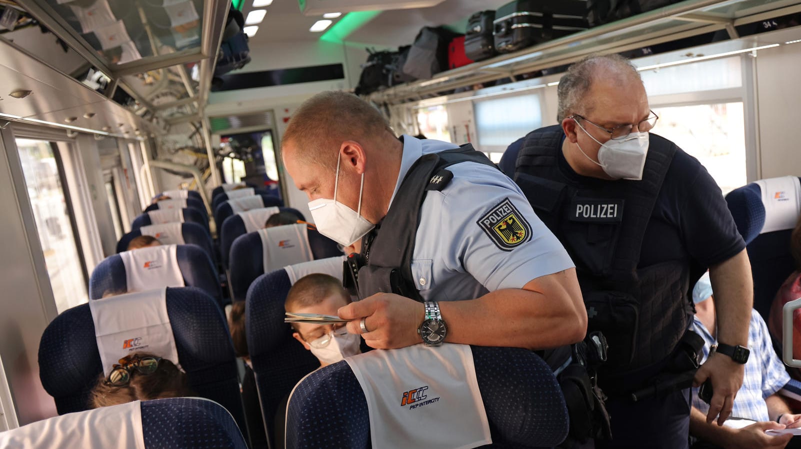 Polizeibeamte im Zug: Mit der Einführung schärferer Maßnahmen müssen sich die Bürger auch auf mehr Kontrollen einstellen.