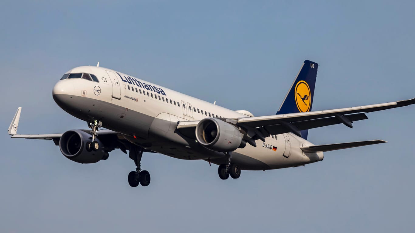Lufthansa-Flieger (Symbolbild): Bei den Infizierten mit der neuen Omikron-Variante handelt es sich um Reiserückkehrer.