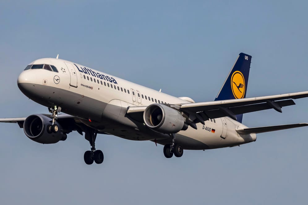 Lufthansa-Flieger (Symbolbild): Bei den Infizierten mit der neuen Omikron-Variante handelt es sich um Reiserückkehrer.