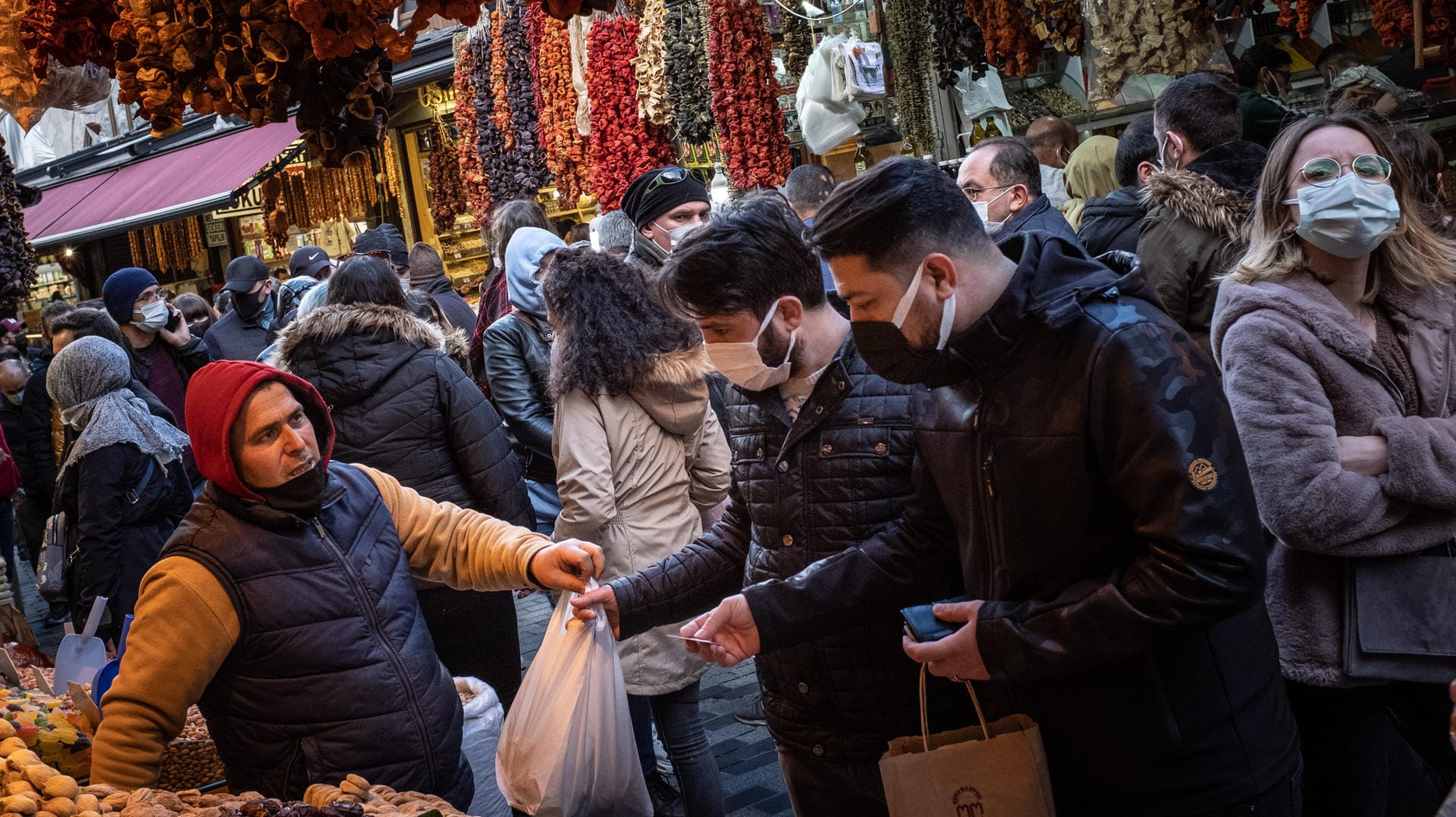Türkischer Markt: Die steigende Inflation dürfte die Preise noch weiter anheizen, denn die Erzeugerkosten stiegen noch schneller als die Inflationsrate an. Türkischer Markt: Die steigende Inflation dürfte die Preise noch weiter anheizen, denn die Erzeugerkosten stiegen noch schneller als die Inflationsrate an.