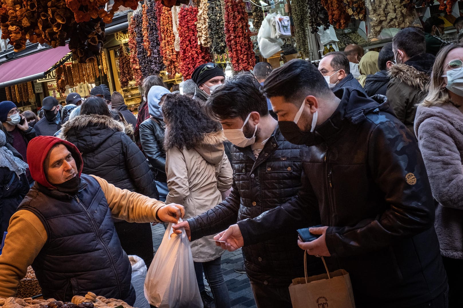 Türkischer Markt: Die steigende Inflation dürfte die Preise noch weiter anheizen, denn die Erzeugerkosten stiegen noch schneller als die Inflationsrate an. Türkischer Markt: Die steigende Inflation dürfte die Preise noch weiter anheizen, denn die Erzeugerkosten stiegen noch schneller als die Inflationsrate an.