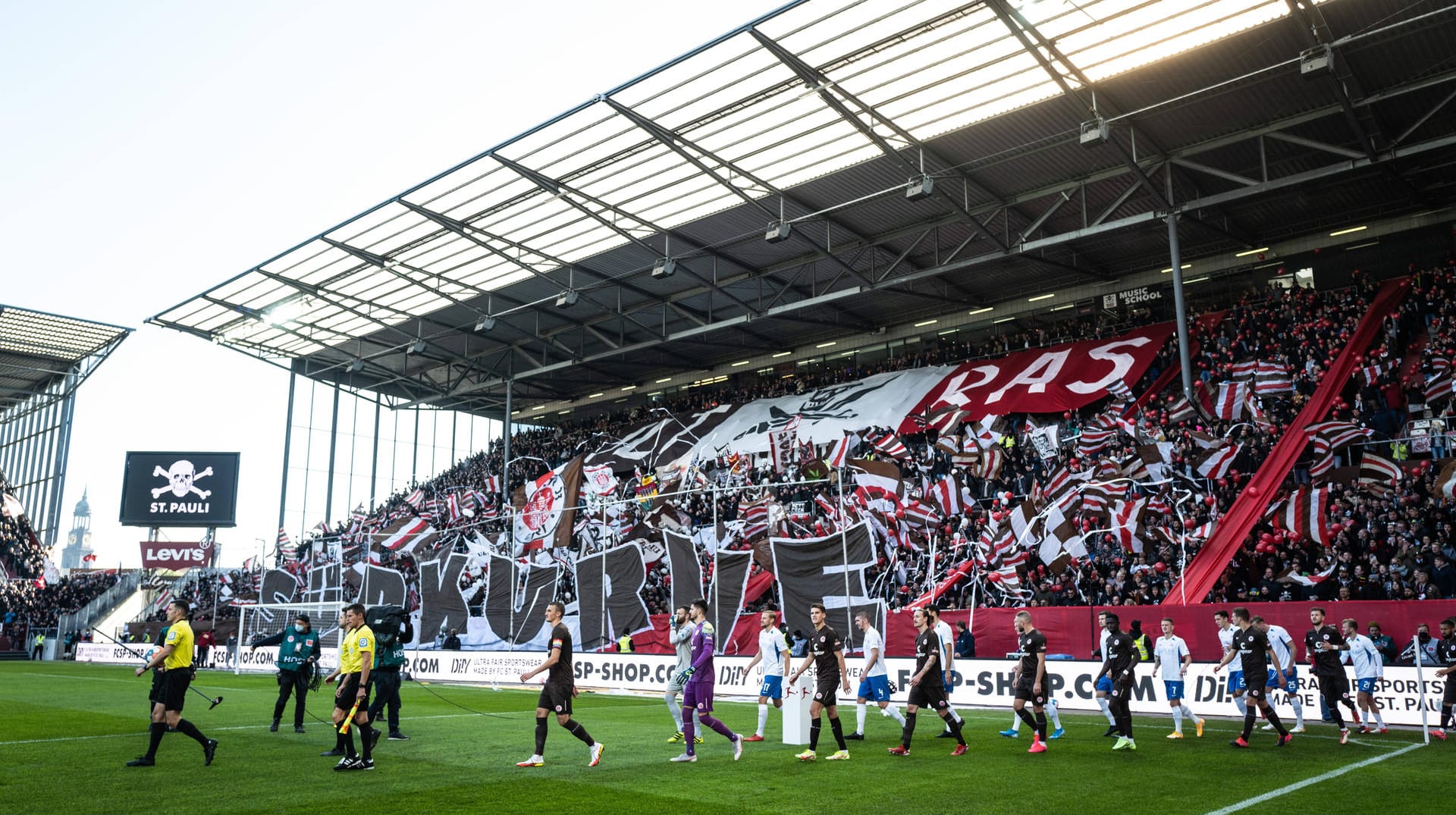 Der FC St. Pauli darf am Samstagabend Schalke 04 vor vollem Haus empfangen. Der FC St. Pauli darf am Samstagabend Schalke 04 vor vollem Haus empfangen.