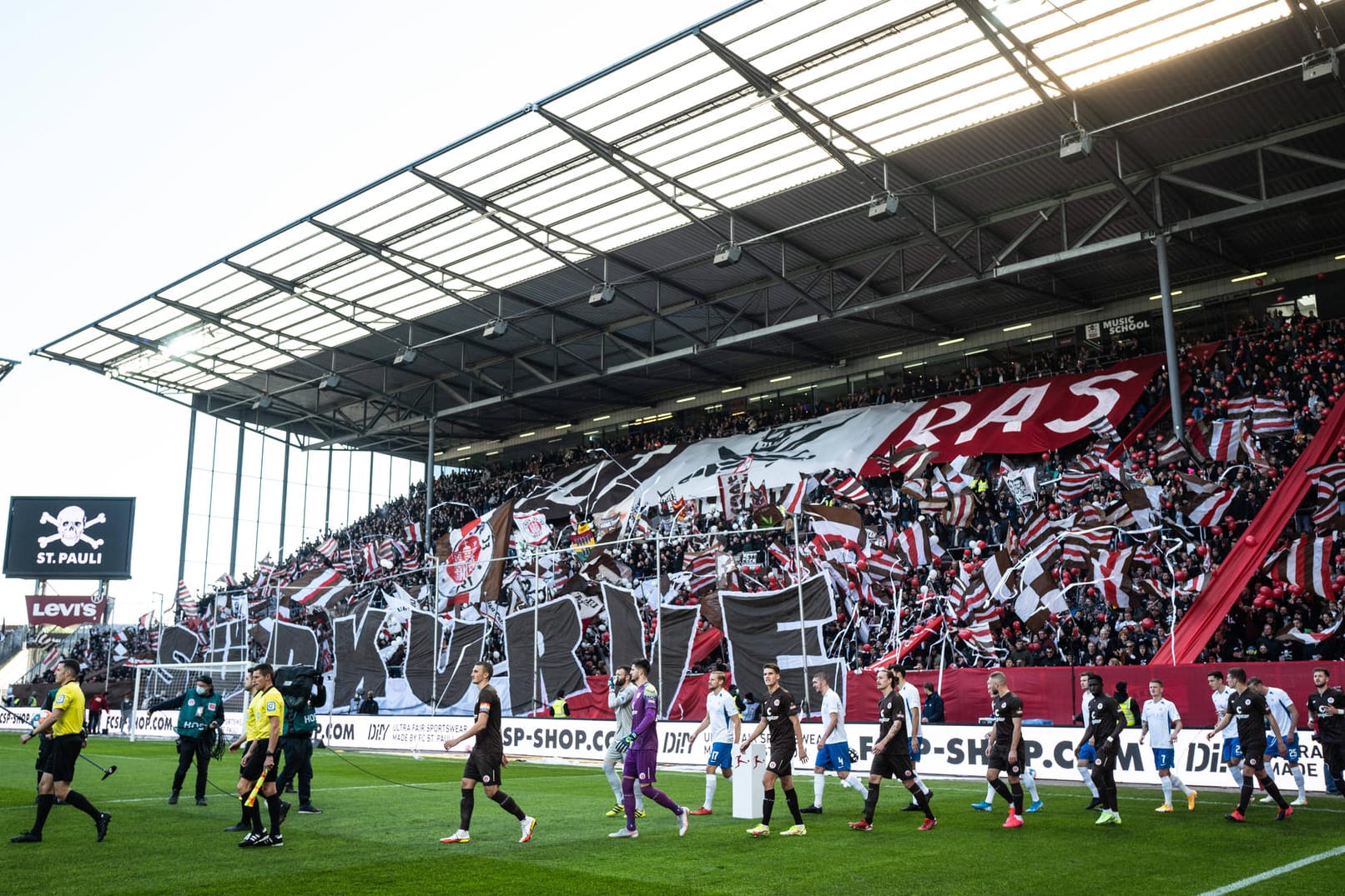 Der FC St. Pauli darf am Samstagabend Schalke 04 vor vollem Haus empfangen.