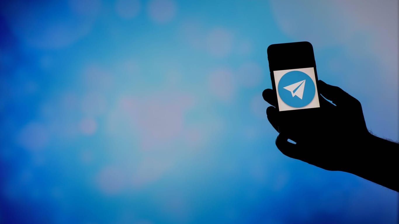 Ein Handy mit dem Logo des Messengerdienstes Telegram (Symbolbild): Die Innenminister wollen Hass und Hetze dort künftig unterbinden.