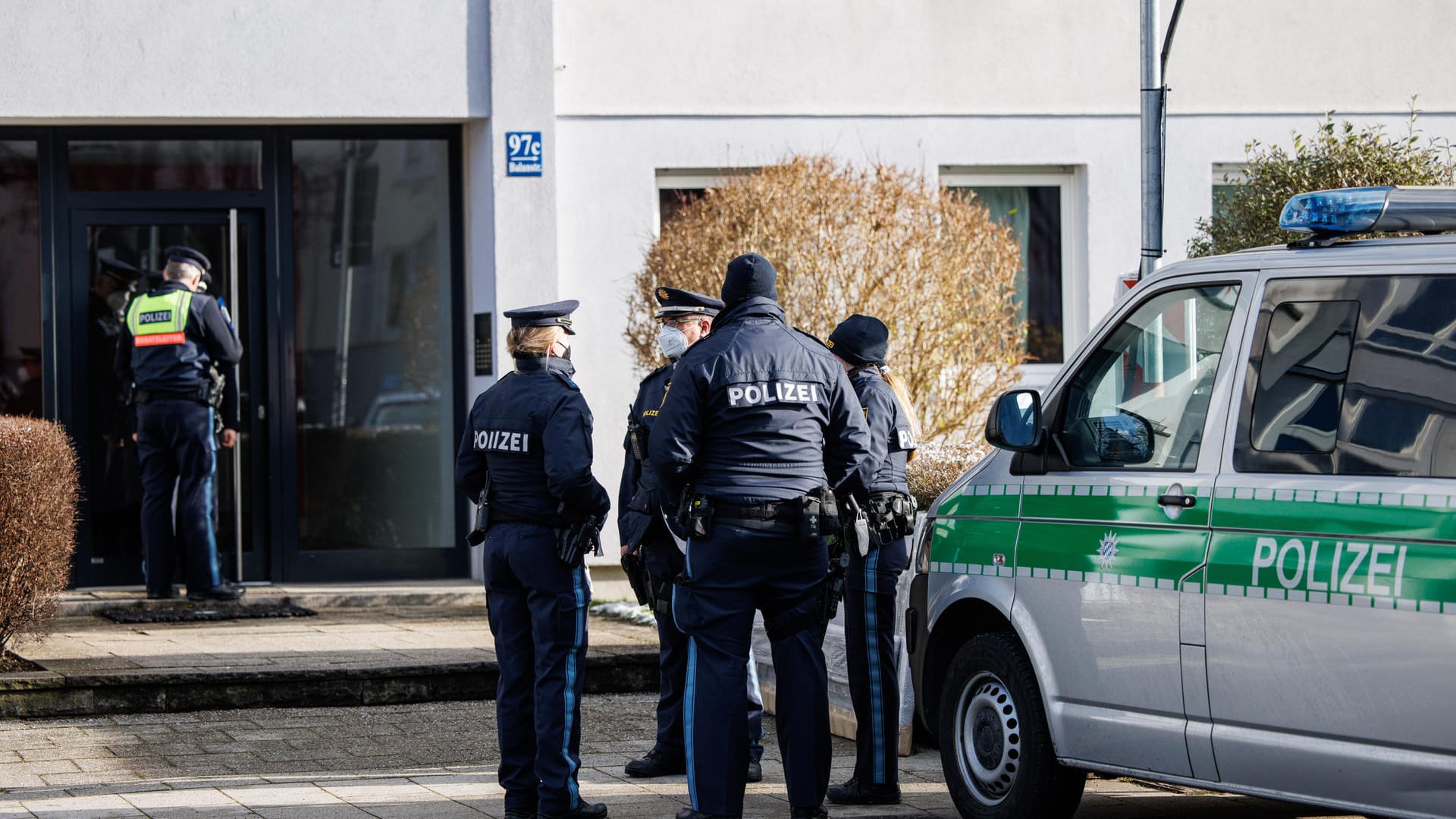 Polizisten stehen vor dem betroffenen Gebäude: Die Polizei hat bei einer Zwangsräumung in einer Wohnung mehrmals auf einen Mann geschossen. Polizisten stehen vor dem betroffenen Gebäude: Die Polizei hat bei einer Zwangsräumung in einer Wohnung mehrmals auf einen Mann geschossen.