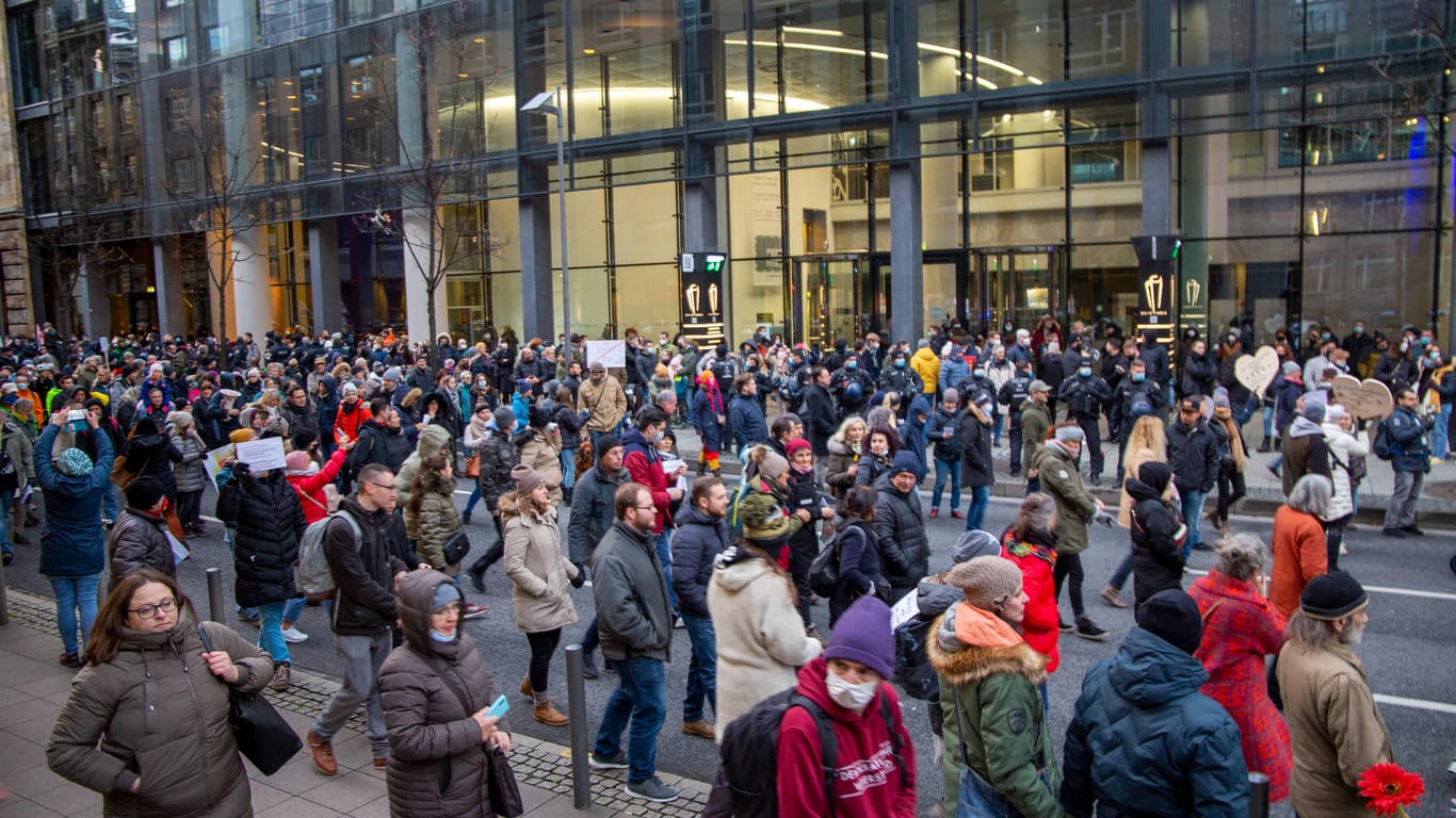 Demonstrierende ziehen am vergangenen Wochenende durch Frankfurt (Archivbild): Auch am Samstag werden wieder mehrere Demos erwartet.