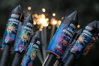Bleiben auf dem Boden (Symbolbild): Der Feuerwerkshersteller Weco muss wegen des erneuten Verkaufsverbots einen "nicht unerheblichen Teil" seiner Ware vernichten.