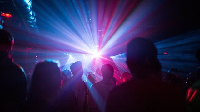 Menschen tanzen in einem Club (Symbolbild): Damit ist in Berlin ab Mittwoch erst einmal wieder Schluss. Die Clubs dürfen aber zunächst offen bleiben. Menschen tanzen in einem Club (Symbolbild): Damit ist in Berlin ab Mittwoch erst einmal wieder Schluss. Die Clubs dürfen aber zunächst offen bleiben.