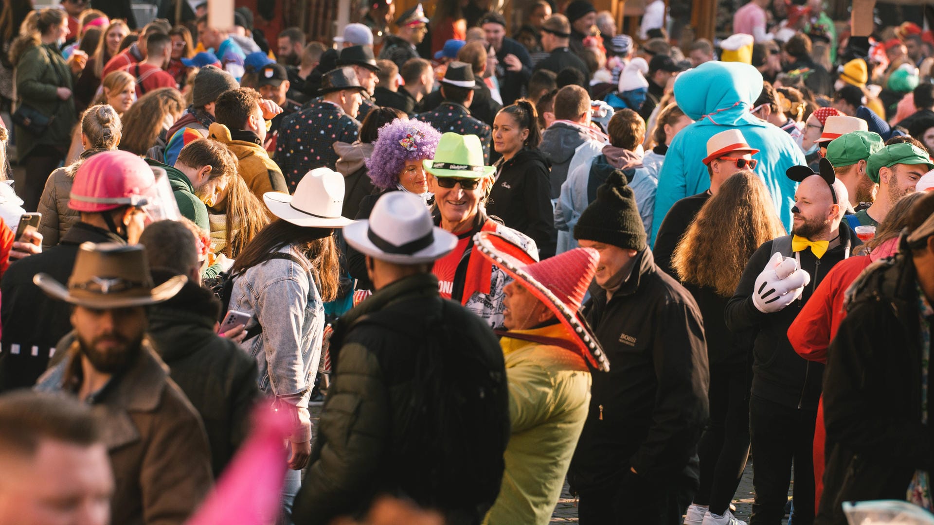 Karneval in Köln (Archivbild): Die meisten Infektionen gehen auf Feiern im privaten Raum zurück.