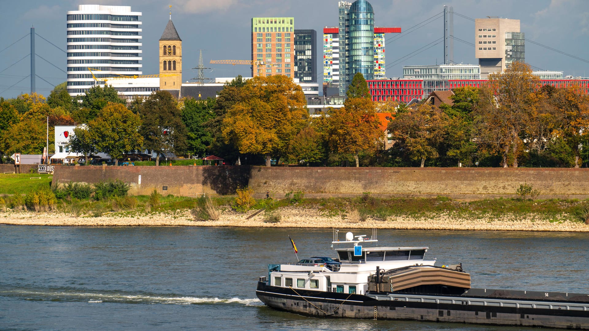 Rheinufer in Düsseldorf (Archivbild): Ein Passant hatte die Leiche entdeckt. Rheinufer in Düsseldorf (Archivbild): Ein Passant hatte die Leiche entdeckt.