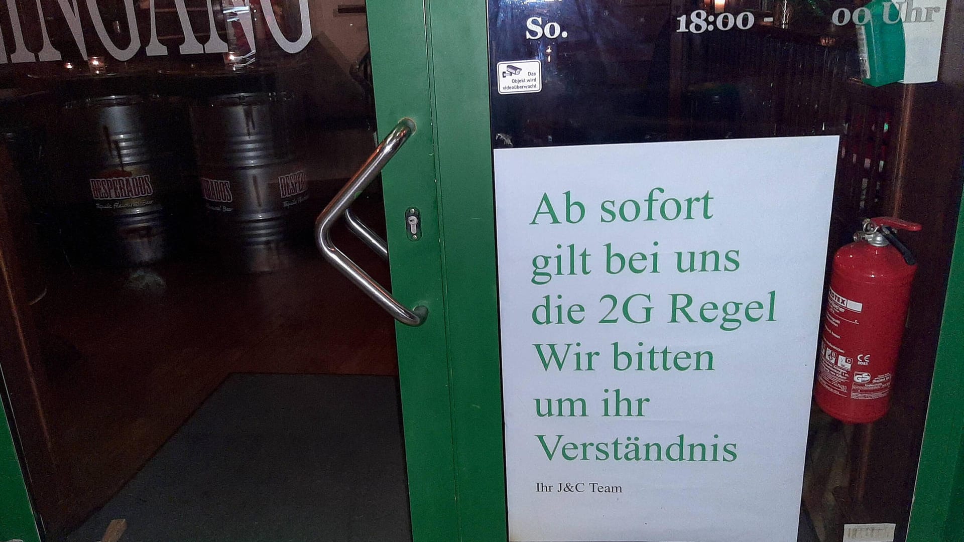 Ein Schild weist auf die 2G-Regel in einer Gaststätte hin (Symbolbild): Auch im Außenbereich dürfen jetzt nur noch Geimpfte und Genesene essen und trinken.