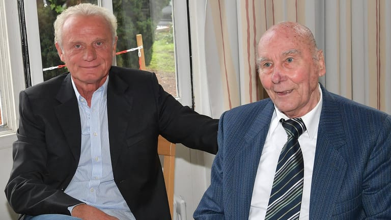 Hans-Peter Briegel (l.) und Horst Eckel: Briegel bedauert den Tod des Ex-Weltmeisters.