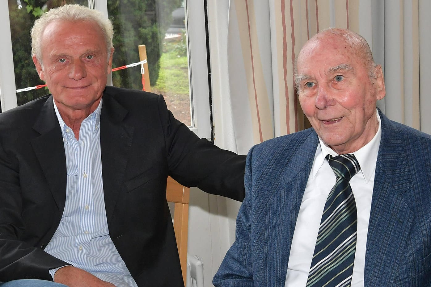 Hans-Peter Briegel (l.) und Horst Eckel: Briegel bedauert den Tod des Ex-Weltmeisters.